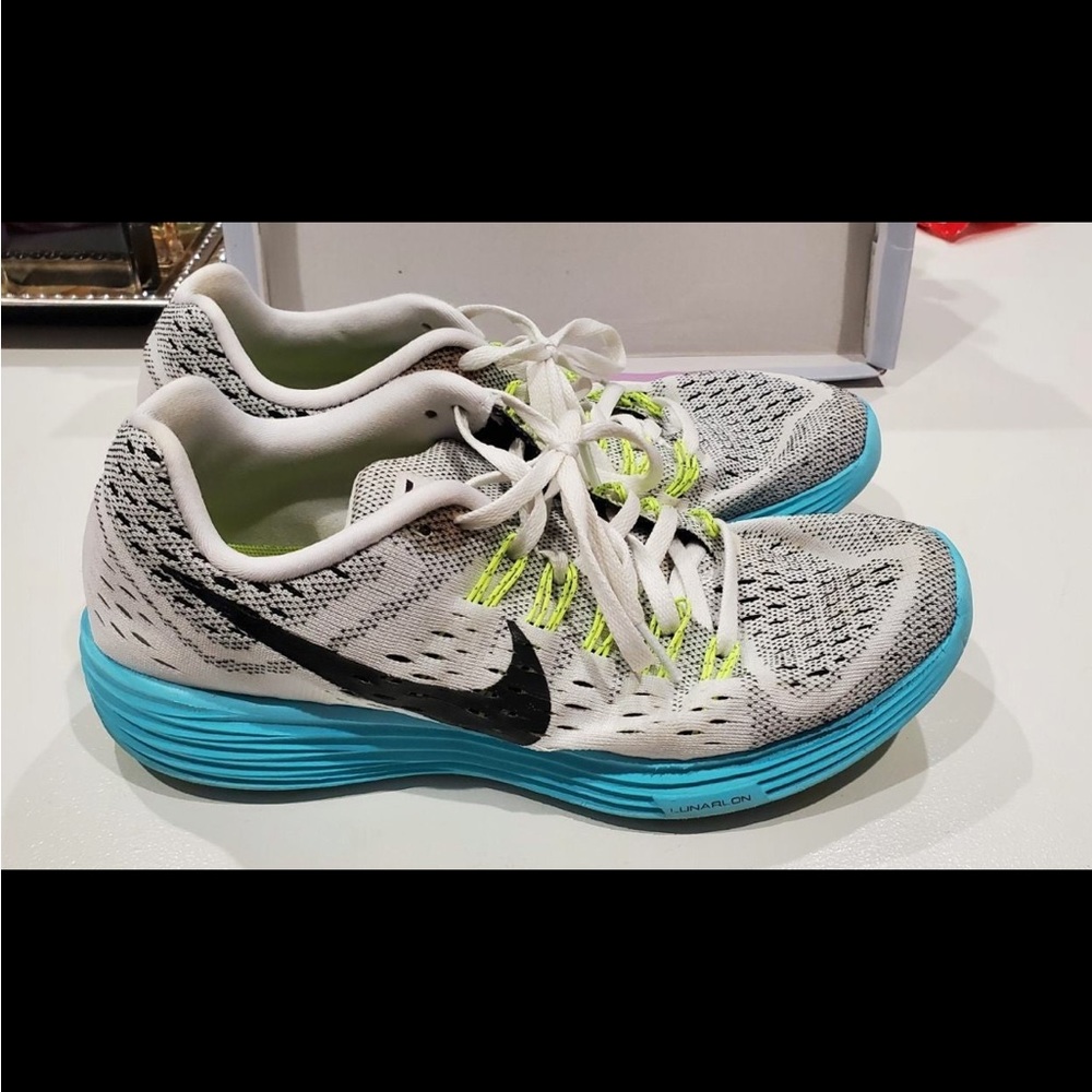 4/15$ NIKE frees white and teal